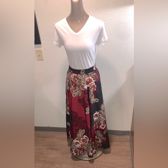 *NWT* C EST. 1946 Chic Paisley Maxi Skirt - Red and Black - Picture 1 of 9
